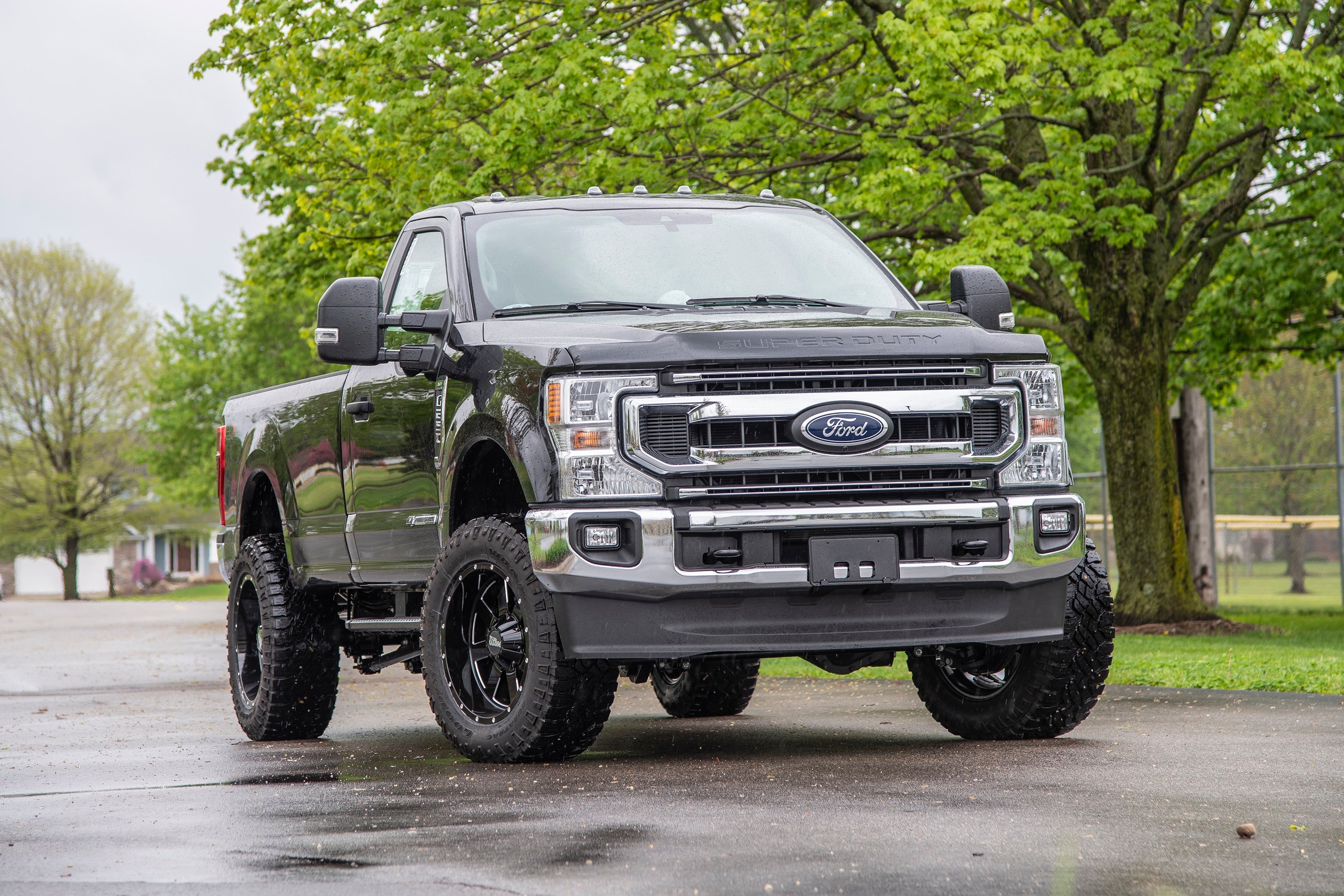 Ford F250/F350 Super Duty truck with a 1-2 inch leveling kit, showcasing enhanced lift and off-road capability.