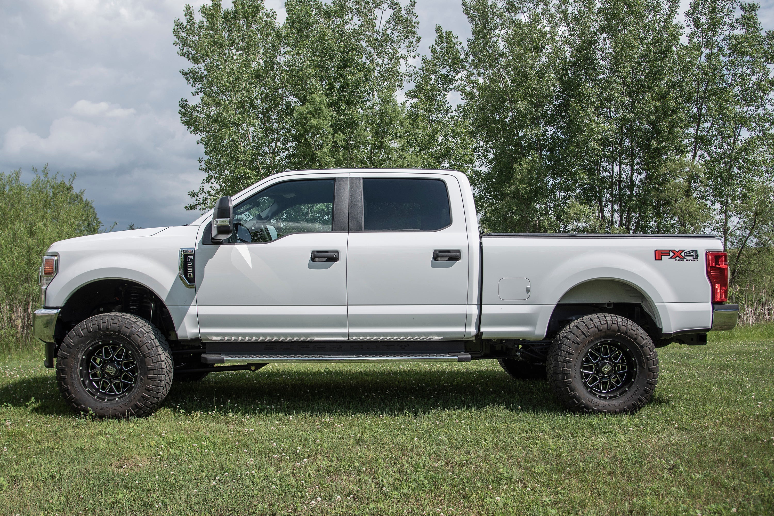 5-inch lift kit with 4-link for Ford F250/F350 Super Duty (20-22) 4WD diesel, enhancing off-road capability and stance.