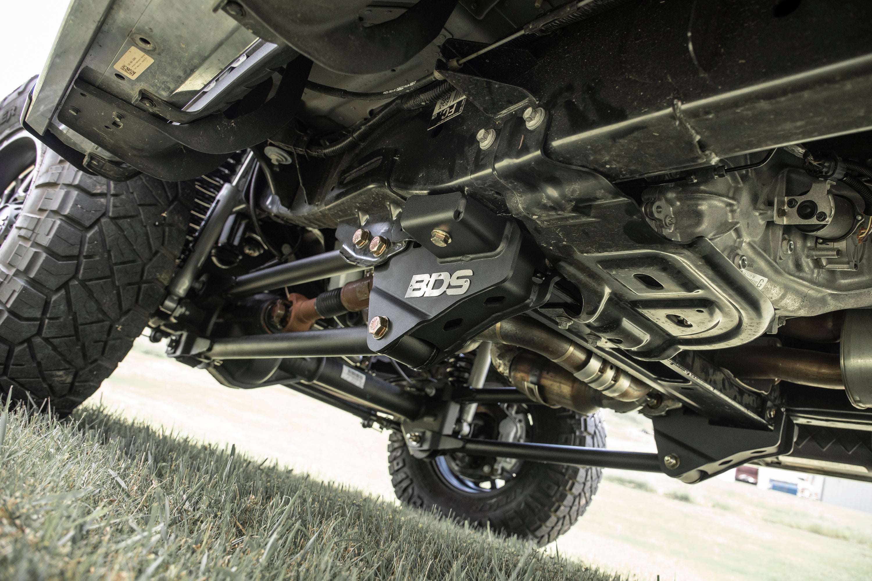 5-inch lift kit with 4-link system installed on a Ford F250/F350 Super Duty, showcasing enhanced off-road capabilities.