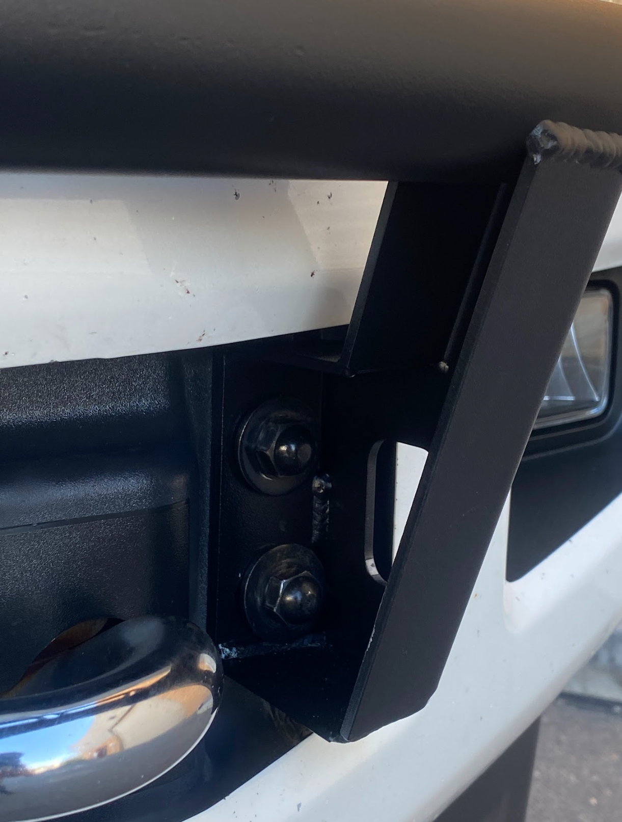 Front light mount kit for 2017-2022 Ford F-250 Super Duty, designed for stock bumpers, showcasing installation details.