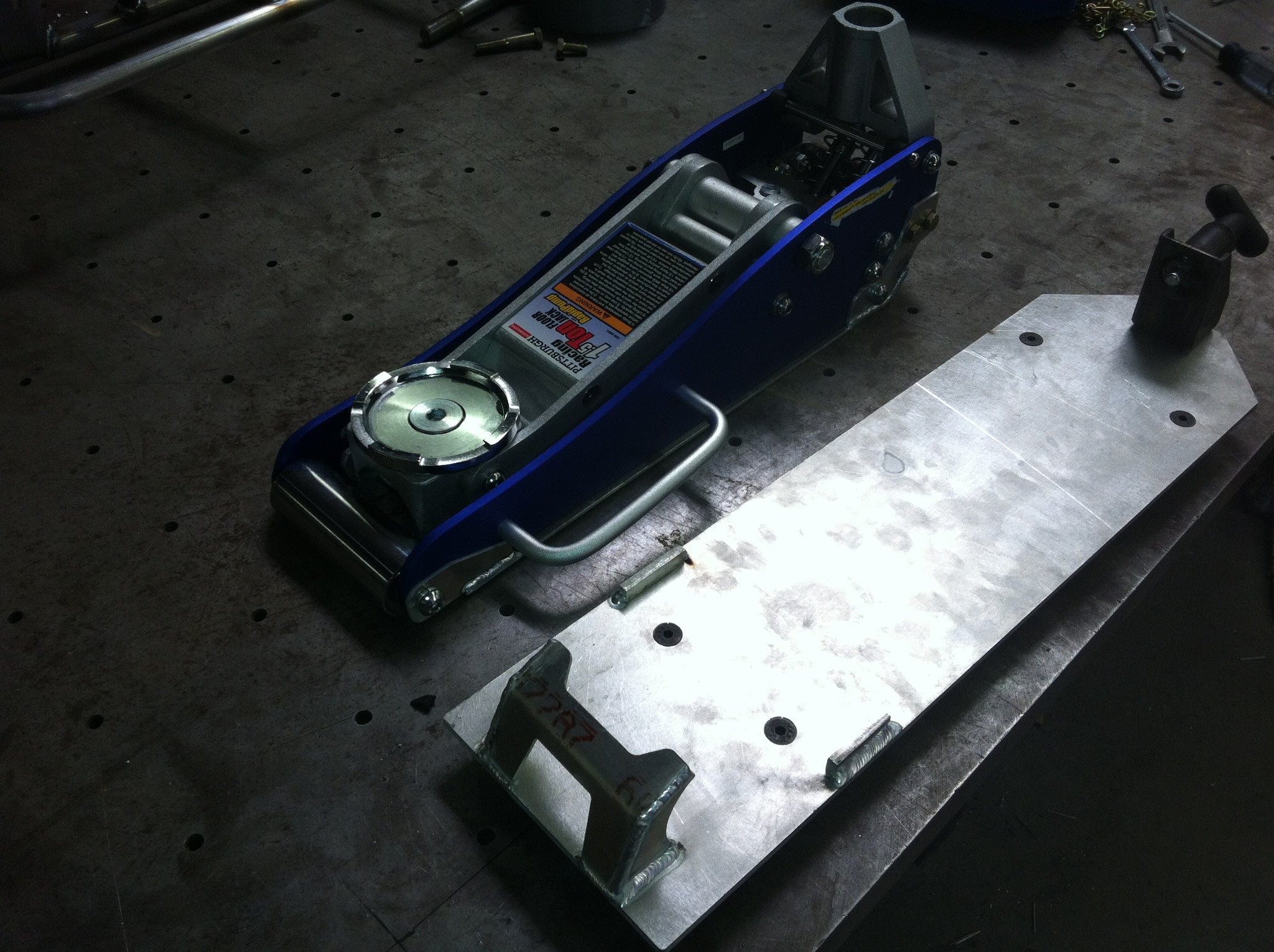 2.5 Ton Quick Release Jack Kit featuring a sturdy design and aluminum base, ideal for offroad vehicle maintenance.