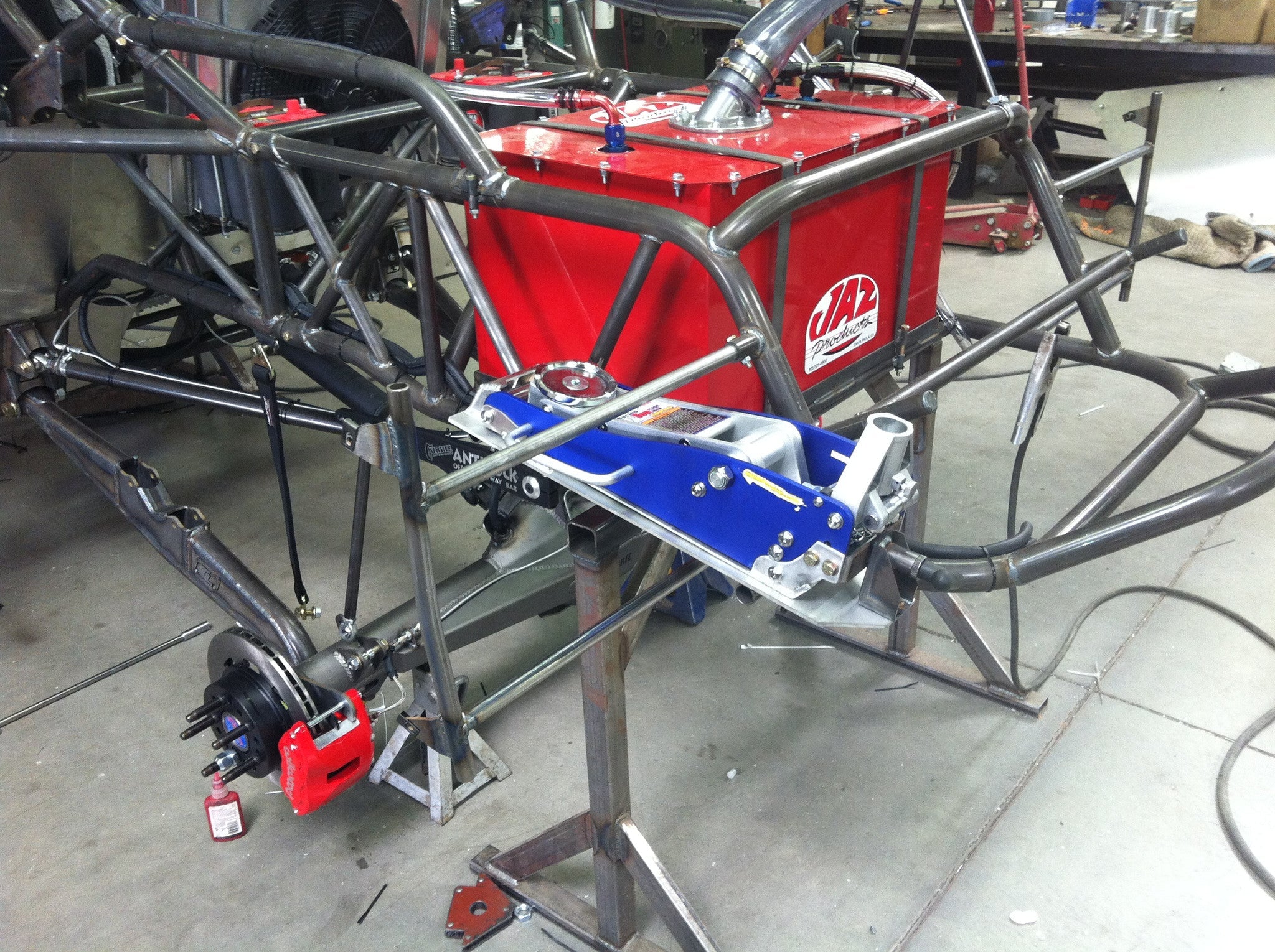 2.5 Ton Quick Release Jack Kit installed on a vehicle chassis, showcasing its robust design and functionality for offroad applications.