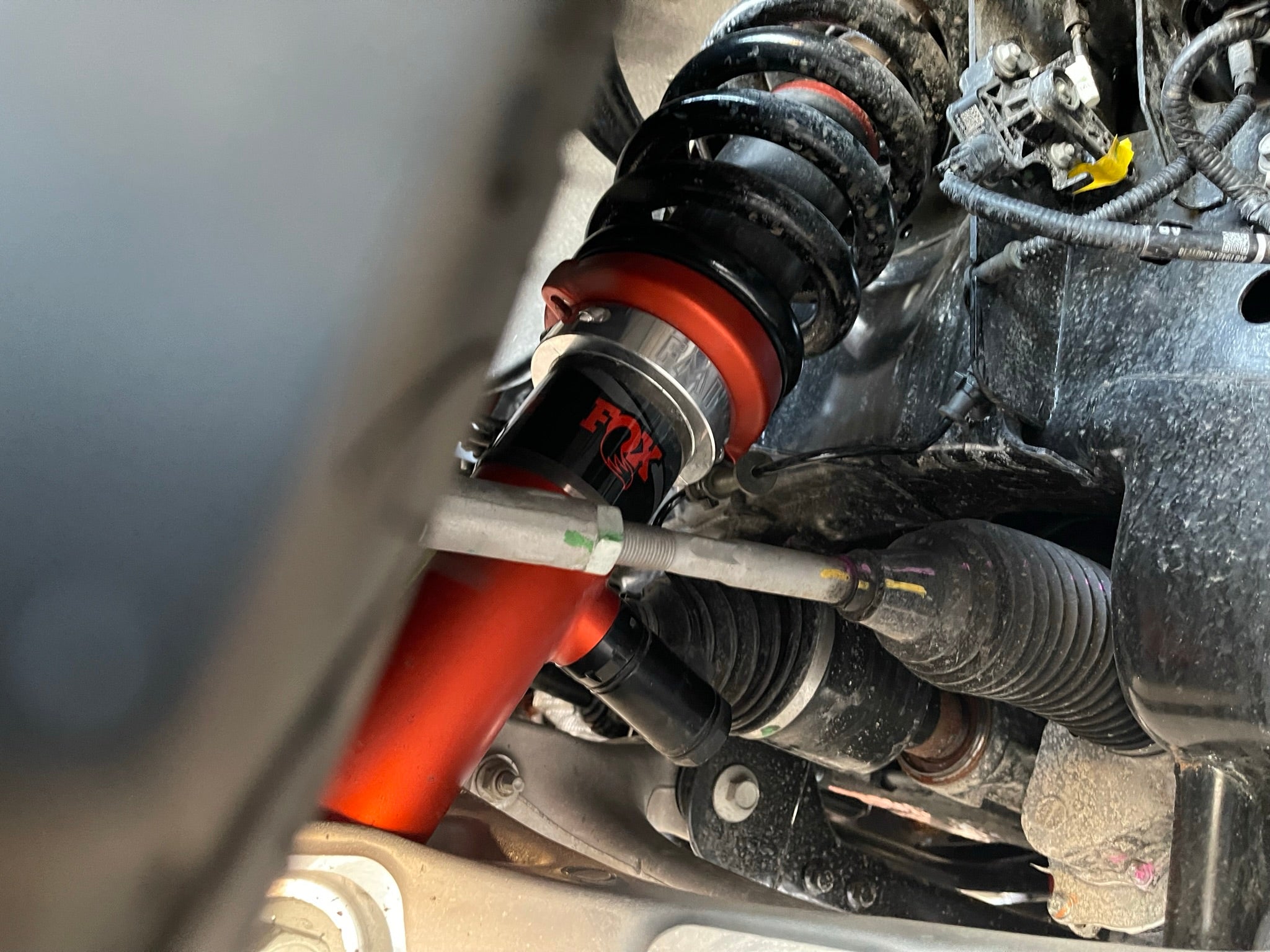 2021 and newer Raptor front leveling kit showcasing a 2-inch or 1.5-inch lift with Fox suspension components.