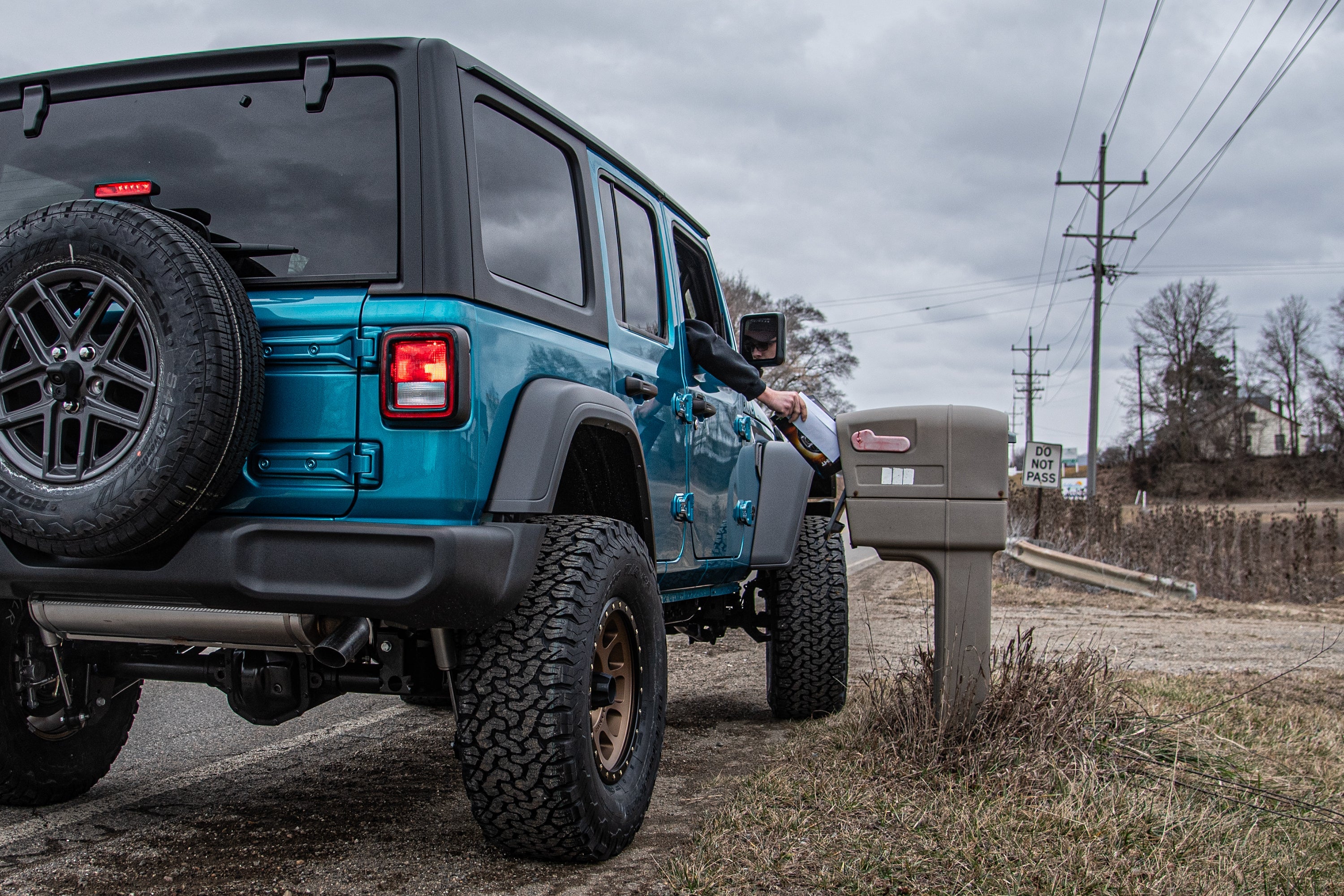 3.5-inch lift kit for Wrangler JL RHD 4-Door, enhancing off-road capability and stance, showcased on a blue Jeep.