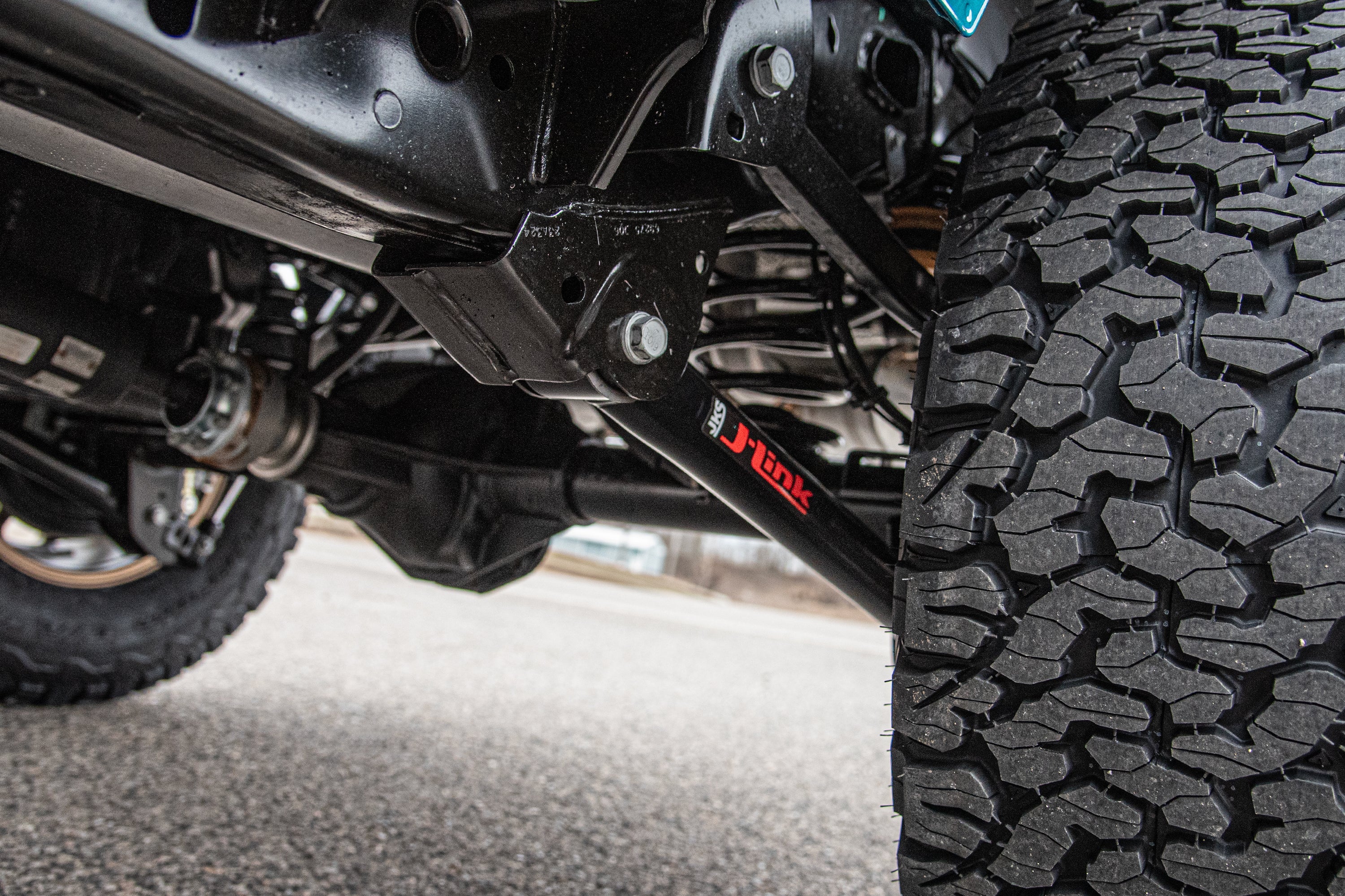 3.5-inch lift kit for Wrangler JL RHD 4-Door showcasing suspension components and rugged tires for offroad performance.