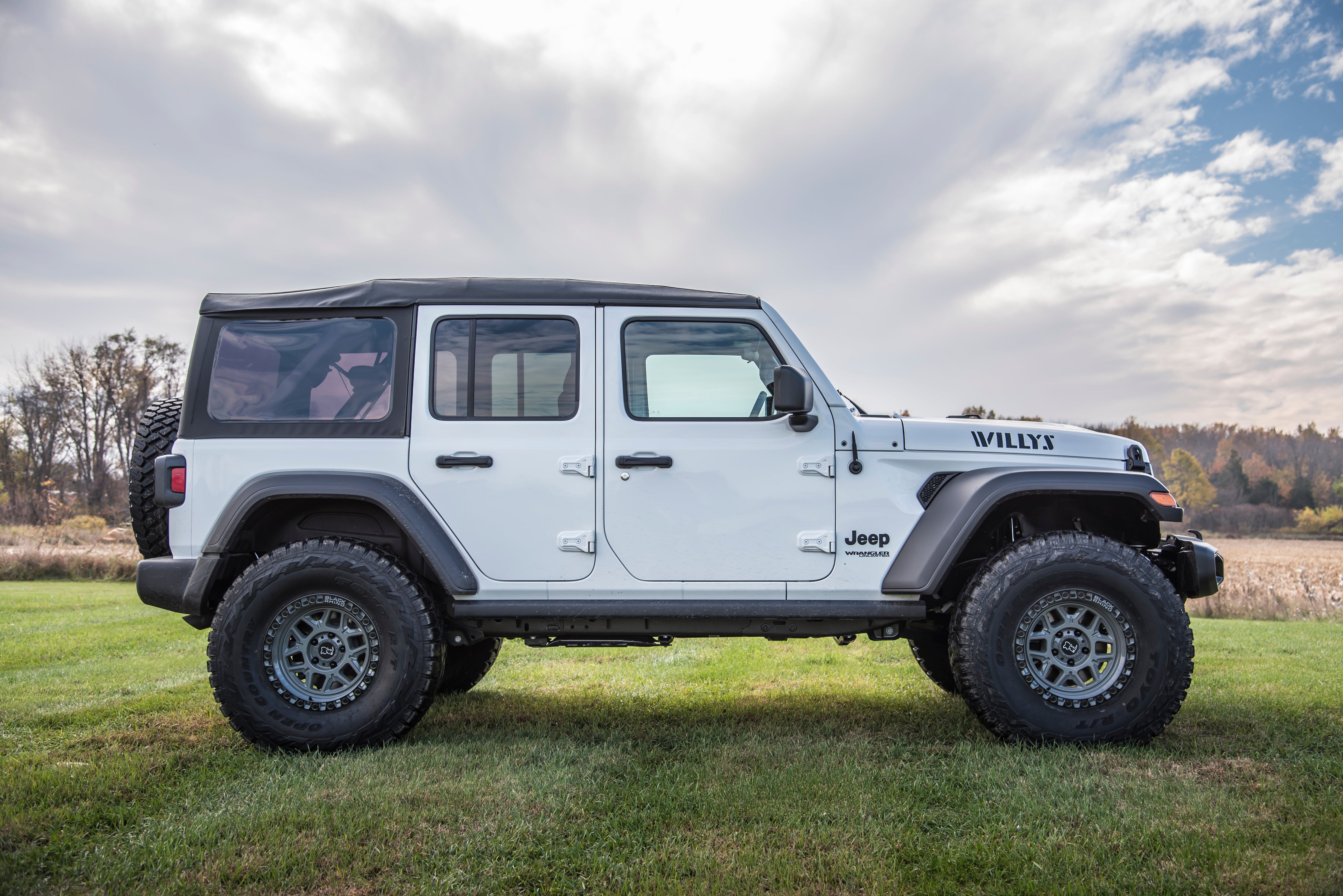 3.5-inch lift kit for Wrangler JL 4 Door, featuring a white Jeep with rugged tires, showcasing offroad capabilities.