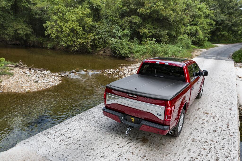 Tonneau Cover SE 2007-2013 Chevrolet Silverado 1500/2007-2014 2500 HD/3500 HD 6 Foot 6 Inch Bed Std/Ext/Crew Cab Black Textured UnderCover