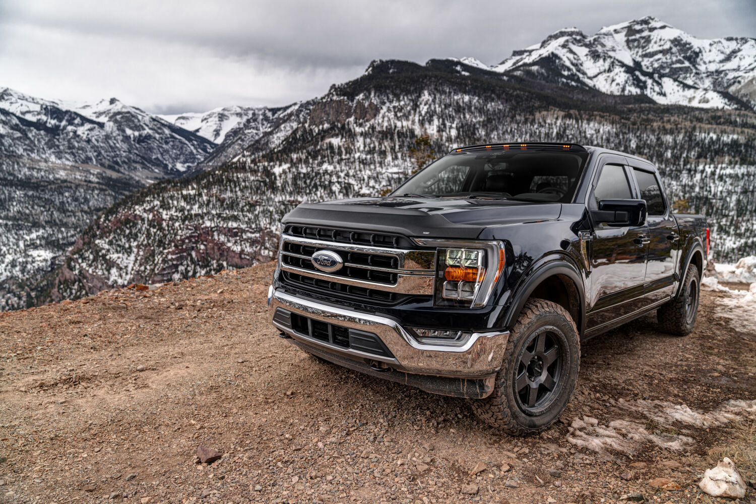 husky-aeroskin-II-textured-blk-2021-ford-F-150_lifestyle_2830096-02.jpg